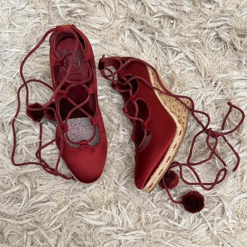 NWOB Tory Burch Heather Satin Pom Pom Lace Up Wedge Espadrilles Spicy Cola 5.5